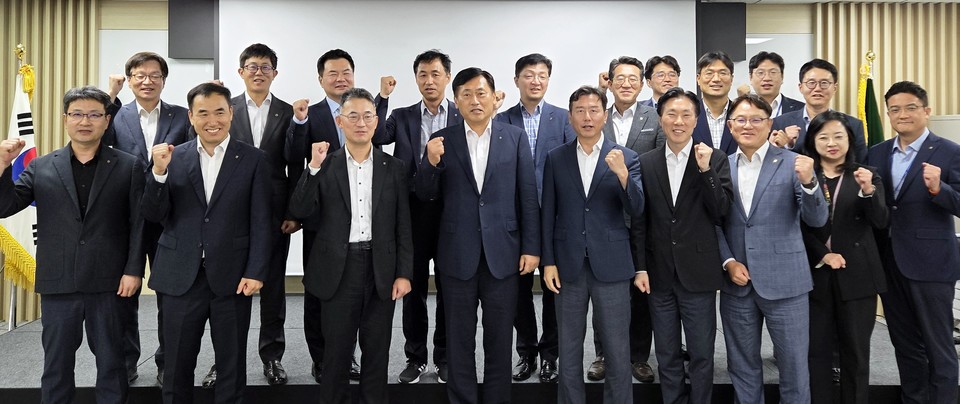 농협손해보험 본사에서 진행된 '2025년 제3차 자산운용전략회의'. 황종연 부사장(앞줄 왼쪽에서 네 번째)과 임직원들이 자산운용 사업목표 달성을 다짐하고 있다. (사진=NH농협금융지주)