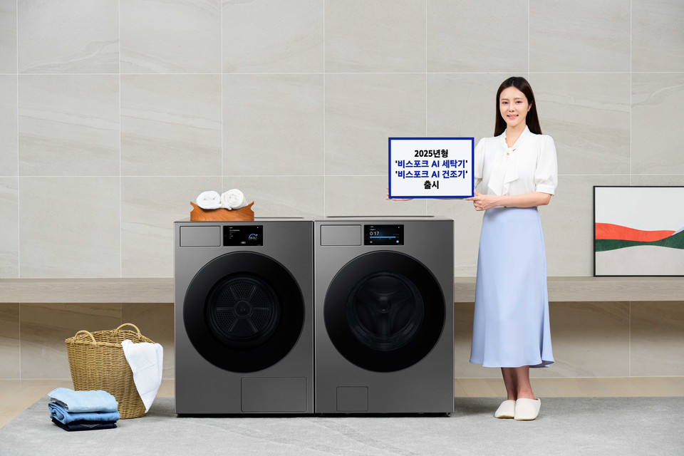 삼성전자 모델이 7형 'AI홈' 터치스크린을 탑재하고 한층 강화된 AI 기능도 제공하는 2025년형 '비스포크 AI 세탁기'와 '비스포크 AI 건조기' 신제품을 소개하고 있다.(사진=삼성전자 제공)