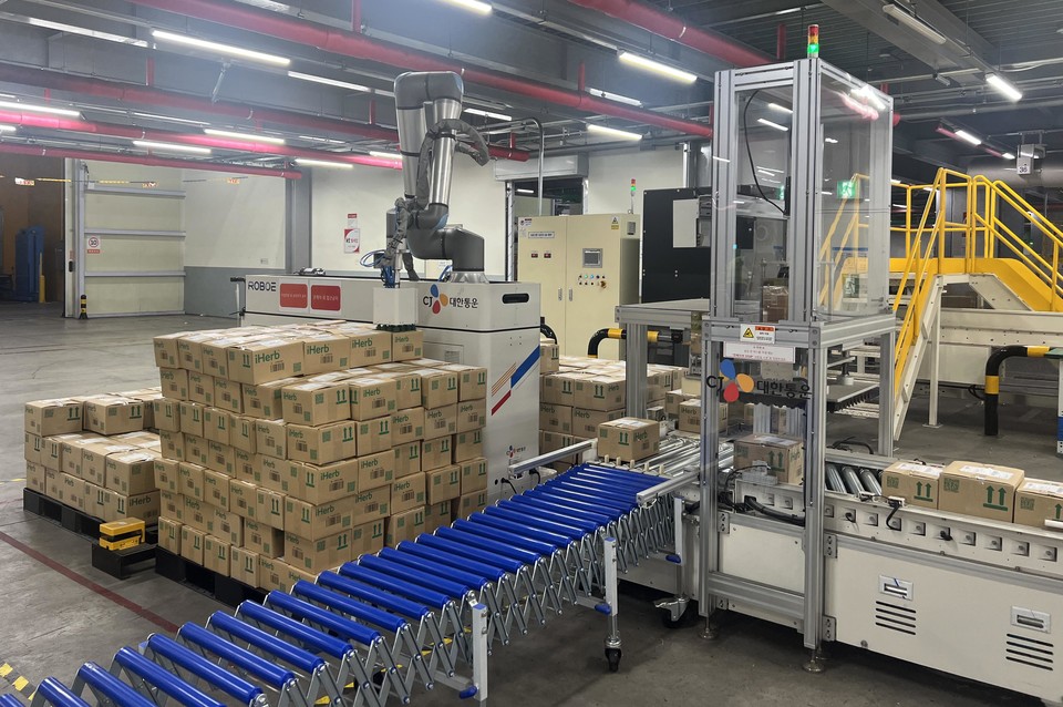 이동형 로봇 팔레타이저(사진=CJ대한통운 제공)