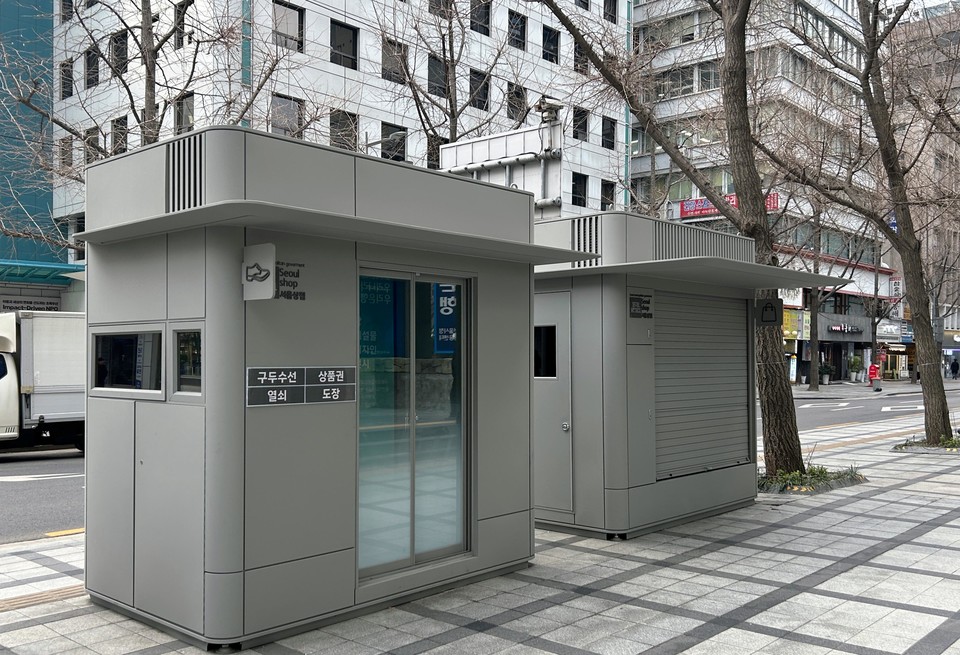 서울색 밝은기와진회색이 시범 적용된 가로가판대 및 구두수선대 사진. (사진=KCC)