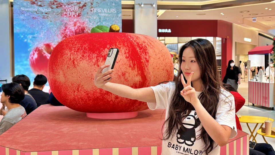 타임빌라스 수원 1층에서 진행 중인 '복숭아주의보' 팝업스토어를 즐기고 있는 고객. (사진=롯데백화점)