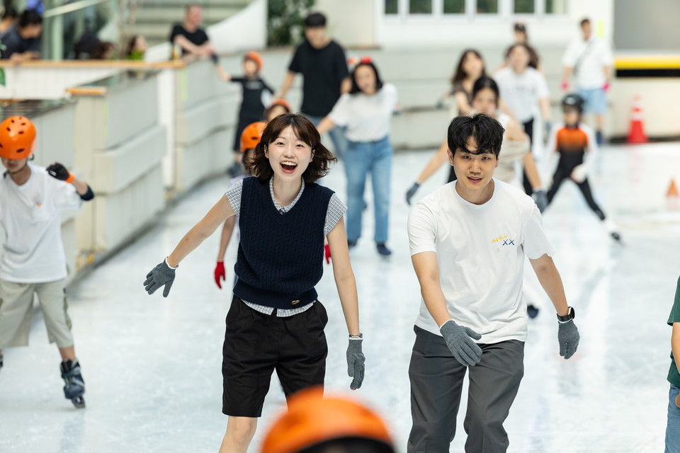 롯데월드 어드벤처 아이스링크에서 시민들이 아이스스케이팅을 즐기고 있다. (롯데월드 제공)