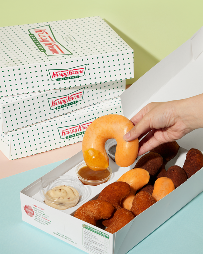 롯데GRS가 운영하는 크리스피크림 도넛의 신제품 ‘픽앤딥’이 출시 4주 만에 누적 판매량 40만개를 돌파하며 흥행 조짐을 보이고 있다. [사진=롯데GRS]