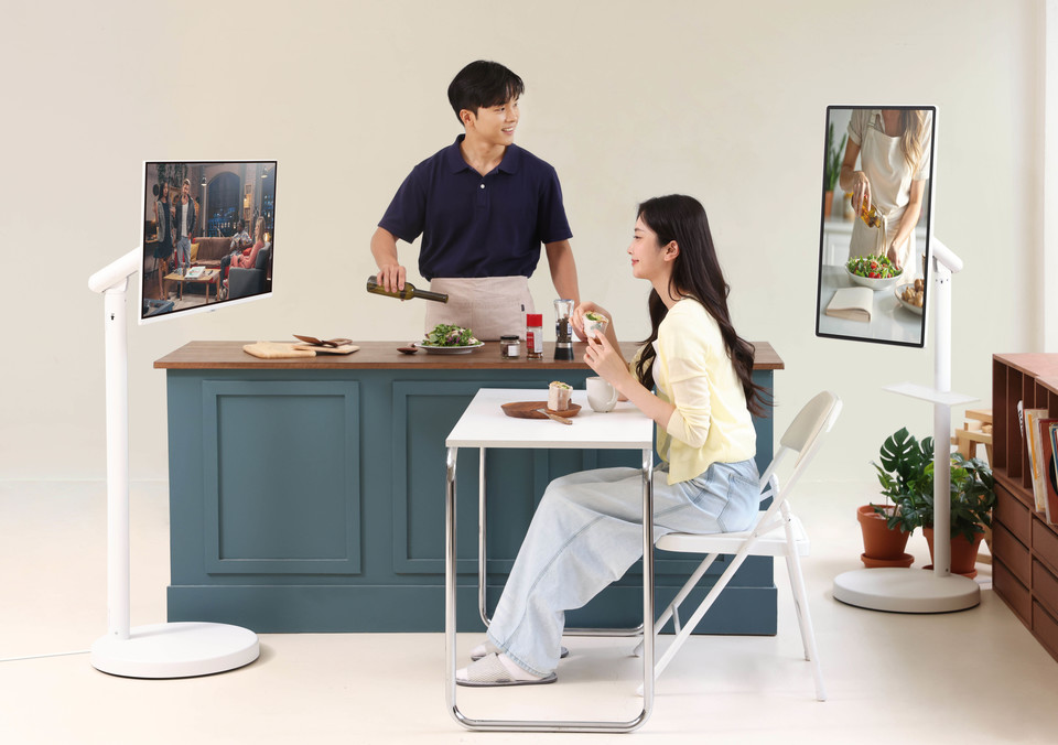 삼성전자 모델이 무빙스타일 엣지와 무빙스타일 M7으로 콘텐츠를 감상하고 있다. (사진=삼성전자)