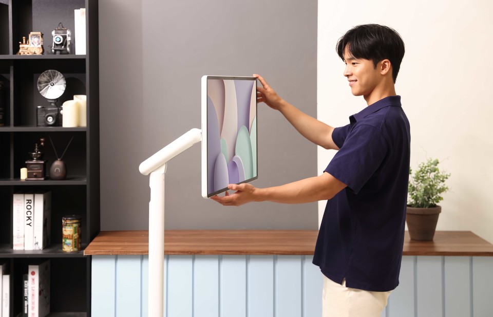 삼성전자 모델이 무빙스타일 엣지를 체험하고 있다. (사진=삼성전자)