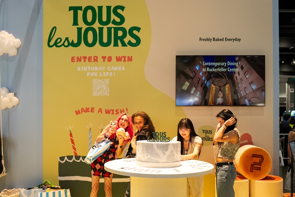 KCON LA 2025 방문객들이 뚜레쥬르 부스를 찾아 즐기고 있다. (사진 제공=CJ ENM)