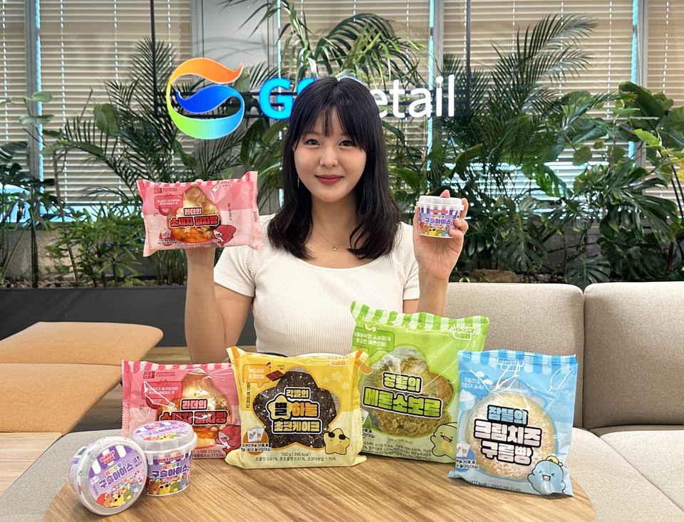 모델이 GS25가 인기 캐릭터 브랜드 ‘픽셀리’와 손잡고 출시하는 상품을 소개하고 있다. (사진=GS25)