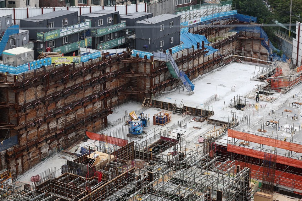 국토교통부와 고용노동부는 부실시공, 안전사고 및 임금체불의 주요 원인으로 지목되는 건설현장의 불법하도급을 근절하기 위해 관계기관 합동으로 오는 11일부터 9월 30일까지 50일간 강력하게 단속한다고 밝혔다. 서울 시내 한 건설 현장의 모습. (사진=연합뉴스)
