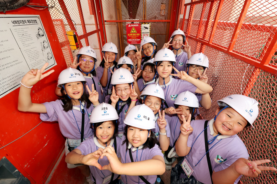 대우건설 임직원 자녀들이 인덕원퍼스비엘현장을 견학하고 있다. (사진=대우건설)