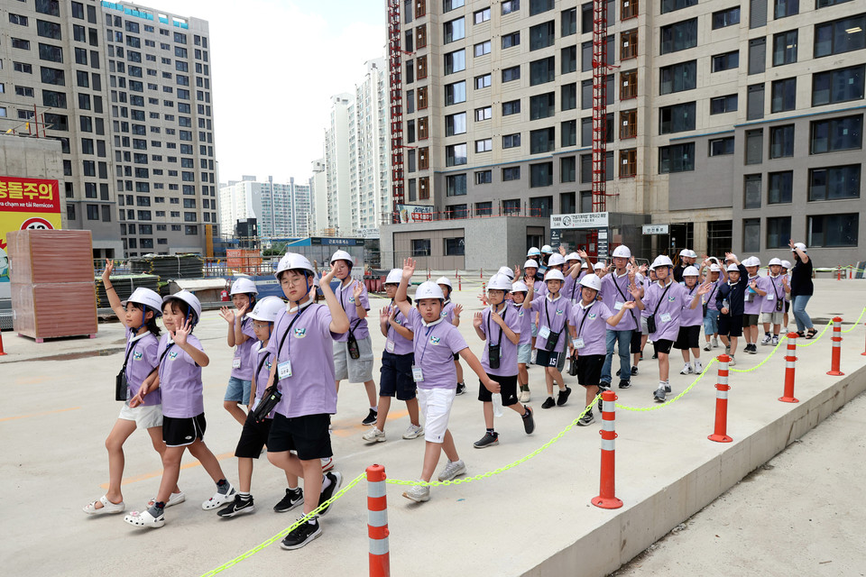 대우건설 임직원 자녀들이 인덕원퍼스비엘현장을 견학하고 있다. (사진=대우건설)