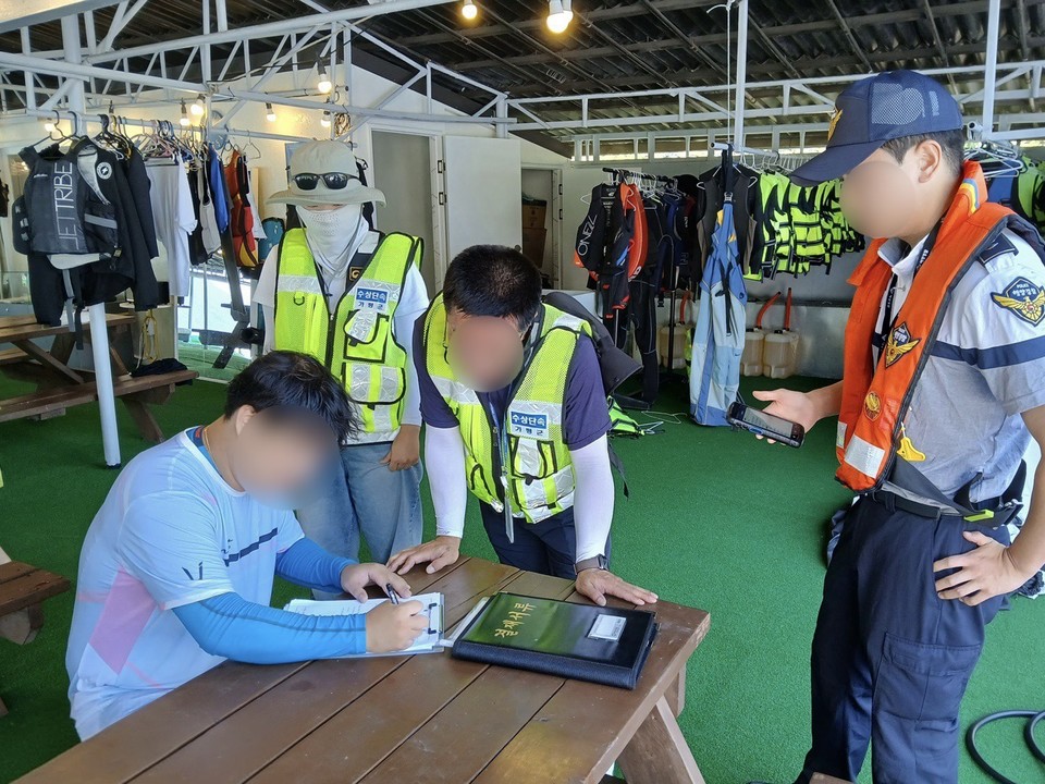 사진은 지난 7월 26일, 경기도 가평군 청평호 인근에서 해양경찰과 지자체가 함께 내수면 레저사업장 안전점검을 실시하고 있는 모습. (사진=해양경찰청)