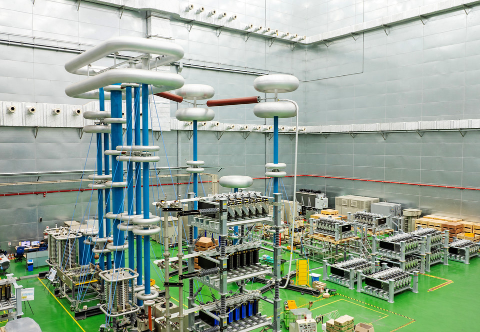 LS일렉트릭 부산 공장에서 HVDC 설비를 시험 하고 있는 모습. (사진=LS그룹)