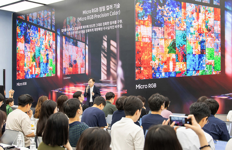삼성전자 영상디스플레이사업부 개발팀 이종포 상무가 차세대 디스플레이 기술을 집약한 마이크로 RGB TV를 소개하고 있다. (사진=삼성전자)