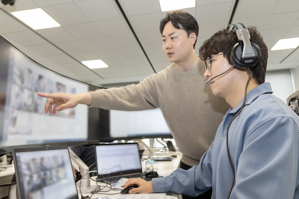 지난 4월 19일 삼성전자 인재개발원(경기도 용인)에서 삼성전자 감독관이 상반기 삼성직무적성검사 응시자를 대상으로 예비 소집을 진행하는 모습. (사진=삼성)