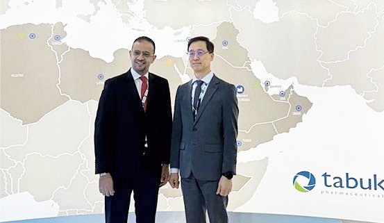 한미약품 박재현 대표이사(오른쪽)와 타북 이스마일 쉐하다(Ismail Shehada) CEO가 사우디아라비아 리야드에서 열린 ‘CPHI Middle East 2024’에서 만나 롤론티스 등 다양한 한미약품의 혁신 제품들의 중동 진출을 위해 머리를 맞댔다. (사진=한미약품)