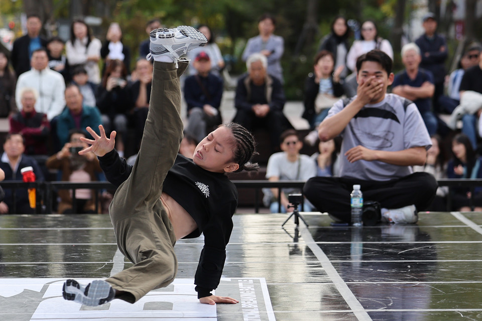 광화문 접수하러 온 꼬마 비보이. 사진은 지난해 서울 익스트림스포츠 페스티벌, 브레이킹 국제대회에 참가한 선수들이 광화문 광장에서 경기를 펼치고 있는 모습. (사진=연합뉴스)