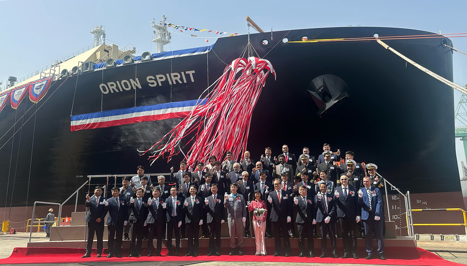 정부가 첨단소재·부품 국산화와 'K-붐업'을 목표로 SiC(실리콘카바이드) 전력반도체, LNG(액화천연가스) 화물창, 그래핀, 특수탄소강, K-식품 등 5대 선도 프로젝트의 첫 번째 추진계획을 확정하고 본격적인 지원에 나선다. 사진은 K-조선 대형 액화천연가스(LNG) 운반선 수출 500호 달성 선박 명명식에서 참석자들이 기념 촬영을 하고 있는 모습. (사진=연합뉴스)