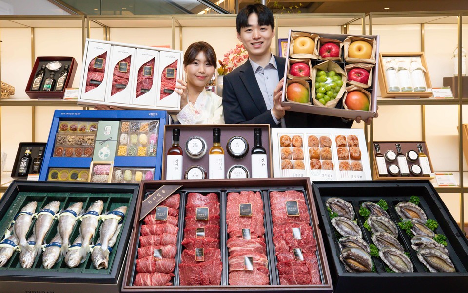 현대백화점에서 2025년 추석 선물세트 주요 상품들을 직원이 소개하고 있다. (사진=현대백화점)