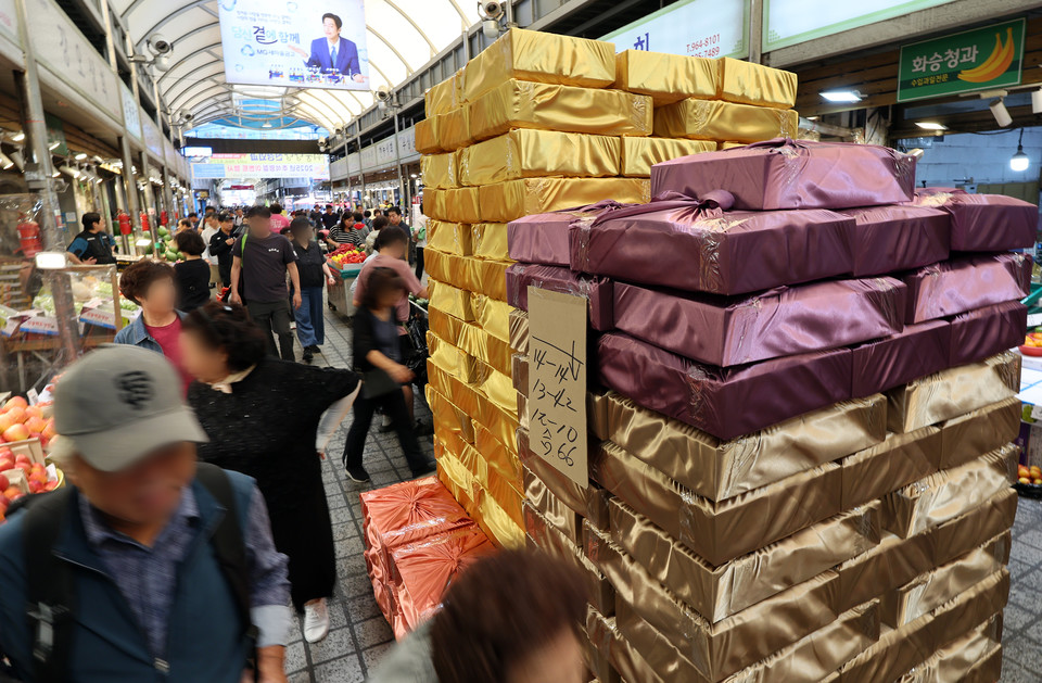 1인당 10만원씩 지급하는 2차 소비쿠폰은 소득 하위 90% 국민을 대상으로 지급한다. 지급된 소비쿠폰은 11월 30일까지 사용 가능하며, 기간 내 사용하지 않으면 잔액은 자동 소멸한다. 사진은 2차 민생 회복 소비쿠폰 지급을 하루 앞둔 21일 서울 동대문구 청량리 종합시장에 추석 선물용 상자가 쌓여 있는 모습. (사진=연합뉴스)