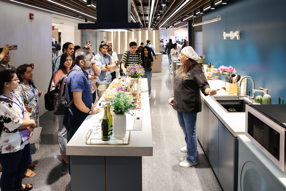 삼성전자가 인도 뭄바이에 위치한 삼성 BKC 플래그십 스토어에서 현지 미디어와 거래선을 대상으로 최신 'AI 홈'의 차별화된 고객 경험을 소개하고, 제품의 성능과 사용성을 혁신하는 ▲모바일 제품의 '갤럭시 AI' ▲영상 디스플레이 제품의 '비전 AI' ▲가전 제품의 '비스포크 AI'가 탑재된 다양한 신제품을 선보였다. (삼성전자 제공)