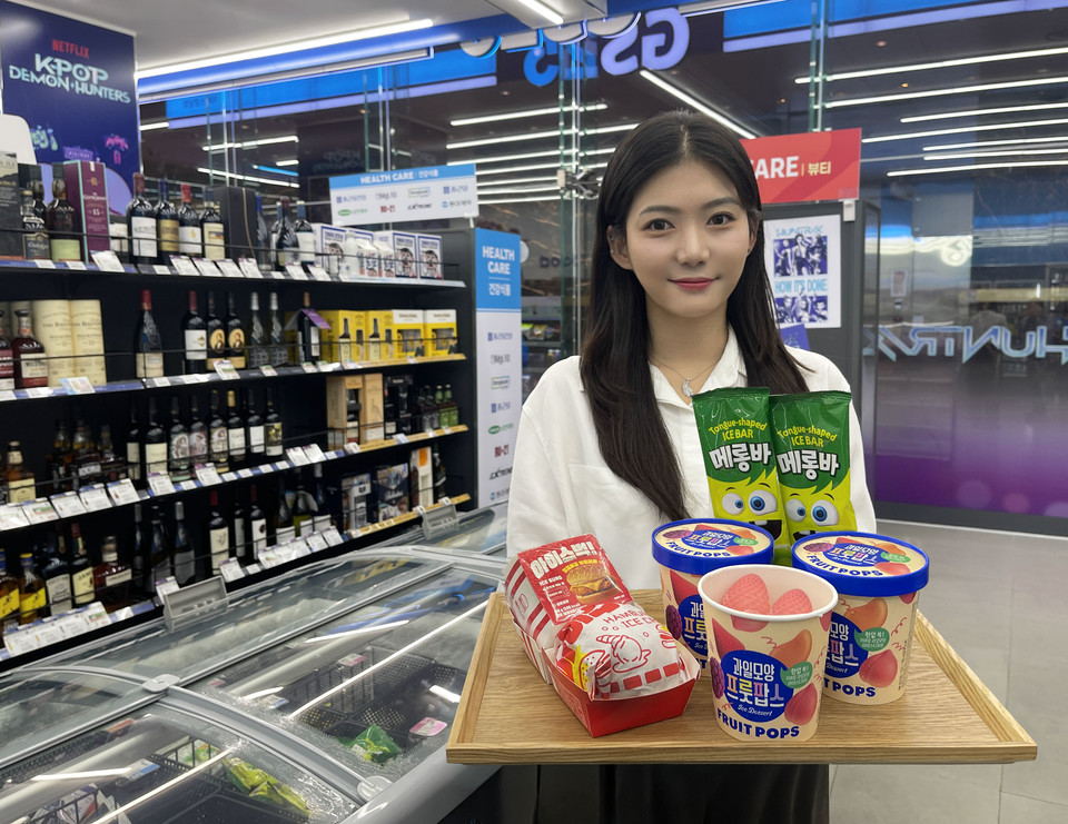 GS25에서 모델이 메롱바, 젼언니 과일모양프룻팝스, 아이스벅 등 아이스크림 신상품을 들고 포즈를 취하고 있다. (사진=GS25)