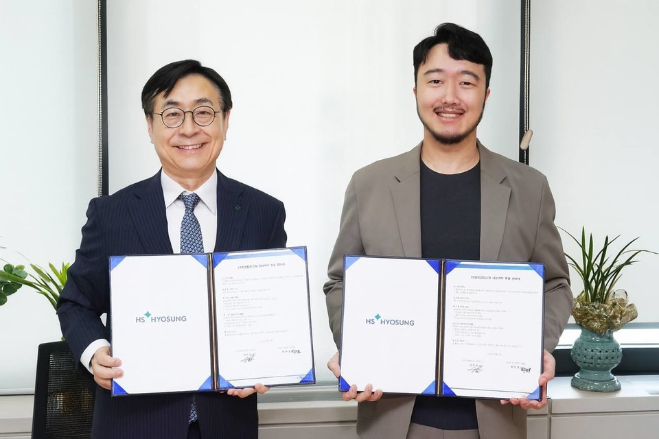 HS효성첨단소재는 18일 서울 마포 본사에서 장애인 사이클 국가대표 박찬종 선수를 공식 앰배서더로 선정하고, 후원 조인식을 진행했다. 이번 조인식에는 임진달 HS효성첨단소재 대표이사와 김철 HS효성종합기술원 첨단소재 연구담당 전무 등 주요 관계자들이 참석했다. (사진=HS효성첨단소재)