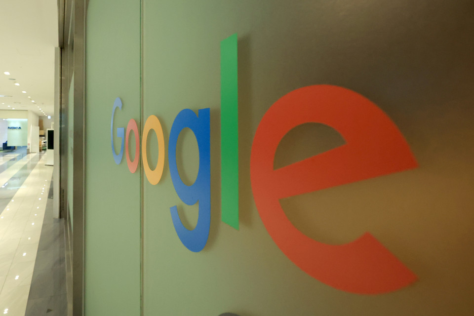 한국소비자원이 글로벌 온라인 플랫폼 운영사인 구글과 함께 온라인 사기성 광고 자율규제 협력에 나선다. 사진은 서울 강남구 구글스타트업캠퍼스 유리창에 붙은 구글 로고. (사진=연합뉴스)