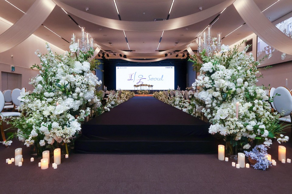 한국소비자원이 전국 14개 지역 결혼서비스 업체 504개사를 조사한 결과, 8월 결혼서비스 전체비용은 평균 2,160만 원이었으며, 최근 3개월 동안 상승 추세인 것으로 나타났다. 사진은 서울 동작구 서울여성플라자에 마련된 공공예식장 '피움서울'의 모습. (사진=연합뉴스)