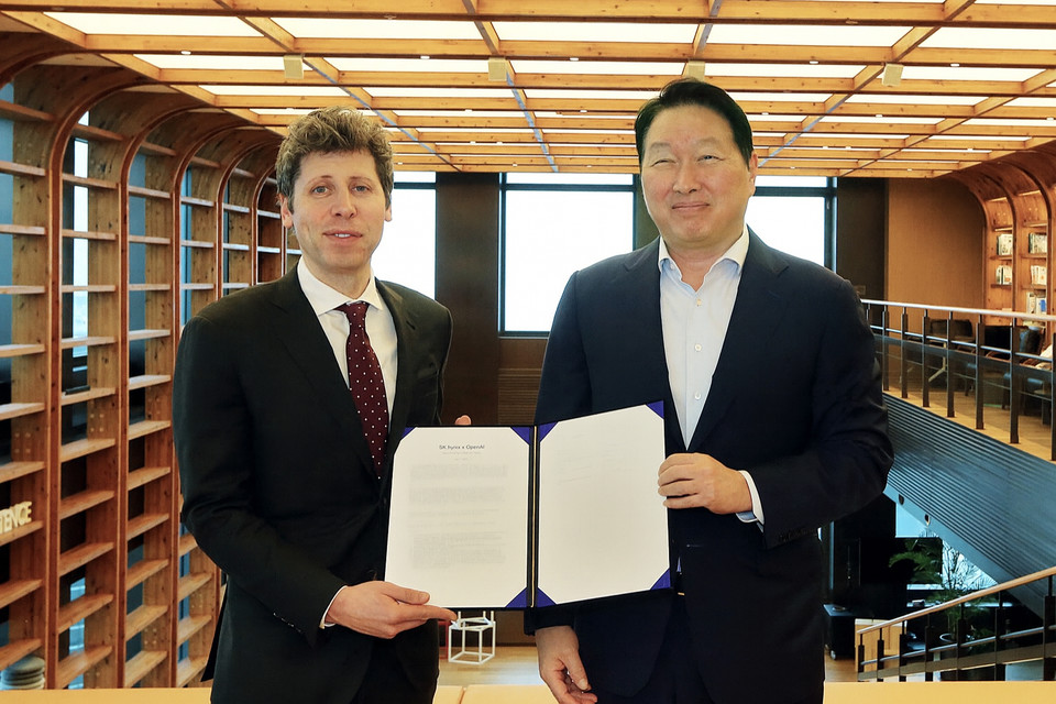 최태원 회장(오른쪽)과 샘 올트먼 OpenAI CEO(왼쪽) 등 양사 경영진들이 1일 서울 종로구 SK서린빌딩에서 메모리 공급 의향서(Memory Supply LOI)와 서남권 AI DC 협력에 관한 양해각서(MOU)를 체결했다. (사진=SK그룹)
