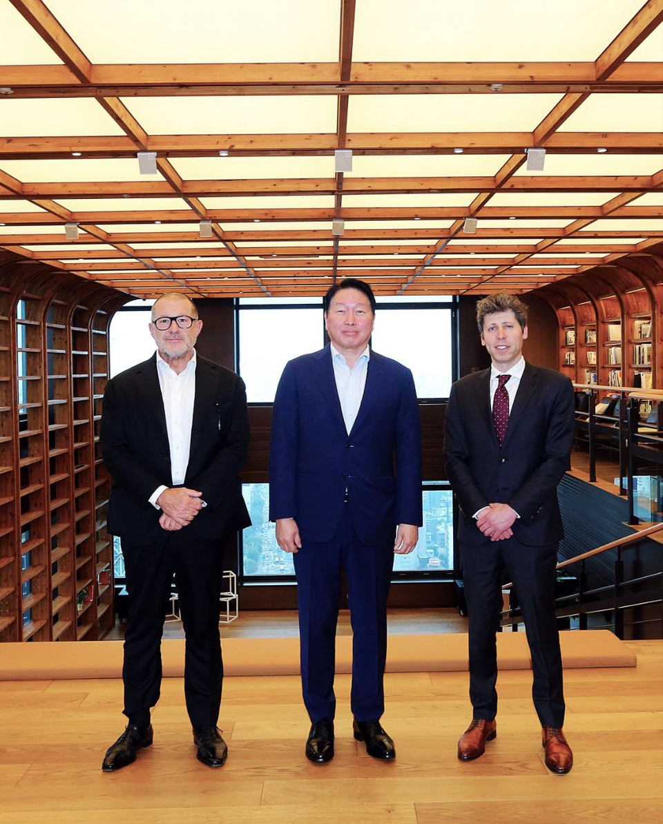 최태원 SK 그룹 회장(가운데)과 샘 올트먼 OpenAI CEO(오른쪽), 조나단 아이브 OpenAI 크리에이티브 헤드 (Creative Head) (왼쪽)가 1일 서울 종로구 SK서린빌딩에서 기념 촬영을 하고 있다. (사진=SK그룹)