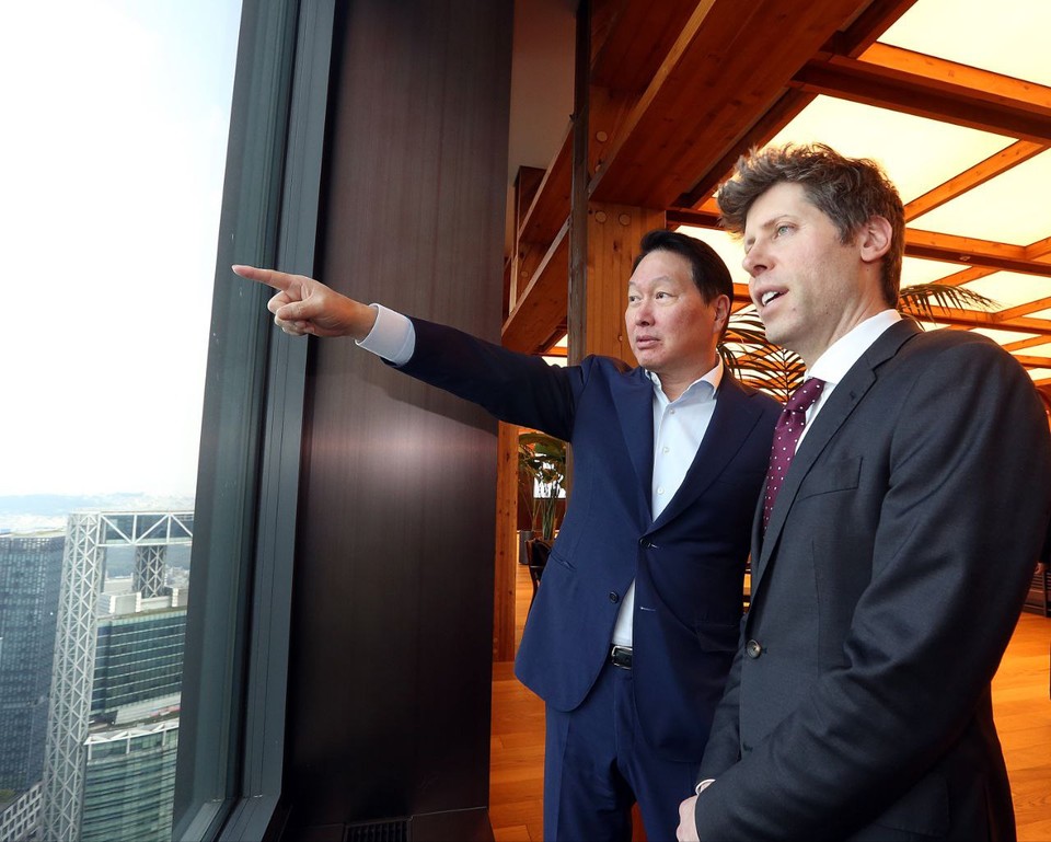 최태원 회장(오른쪽)과 샘 올트먼 OpenAI CEO(왼쪽)가 1일 서울 종로구 SK서린빌딩에서 창밖을 보며 환담을 하고 있다. (사진=SK그룹)