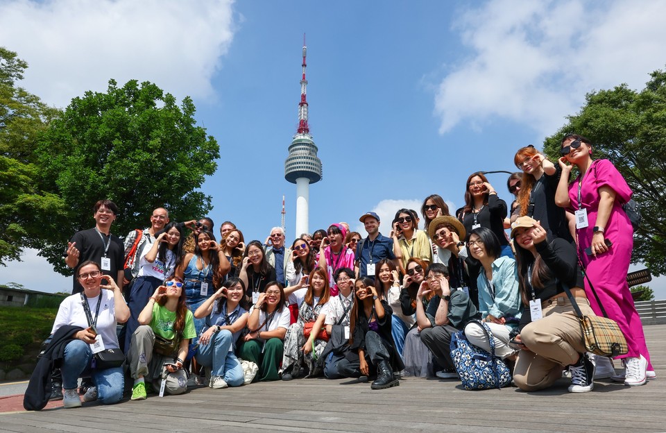 서울시가 서울을 상징하는 대표 랜드마크인 롯데월드타워, YTN서울타워와 손잡았다. 사진은 서울 중구 YTN서울타워(남산타워) 앞에서 '코리아 인바이트 유'에 초청된 K-컬처 팬들이 기념사진을 찍고 있는 모습. (사진=연합뉴스)