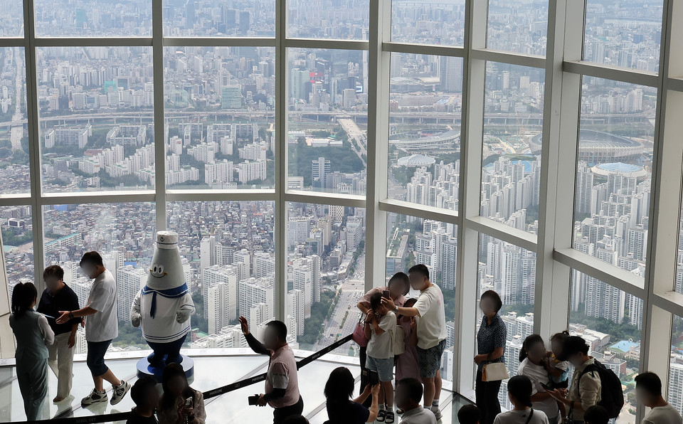 서울시가 서울을 상징하는 대표 랜드마크인 롯데월드타워, YTN서울타워와 손잡았다. 사진은 서울 송파구 롯데월드타워 전망대 서울스카이에서 바라본 서울 시내 아파트 및 빌라단지의 모습. (사진=연합뉴스)