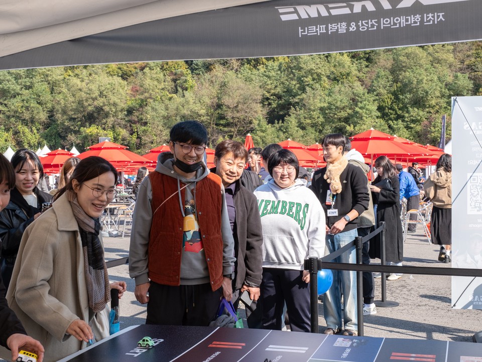 익스트림은 현장 부스를 찾은 현장 관람객들이 미니카 레이싱 게임을 즐기고 있는 모습. (익스트림 제공)