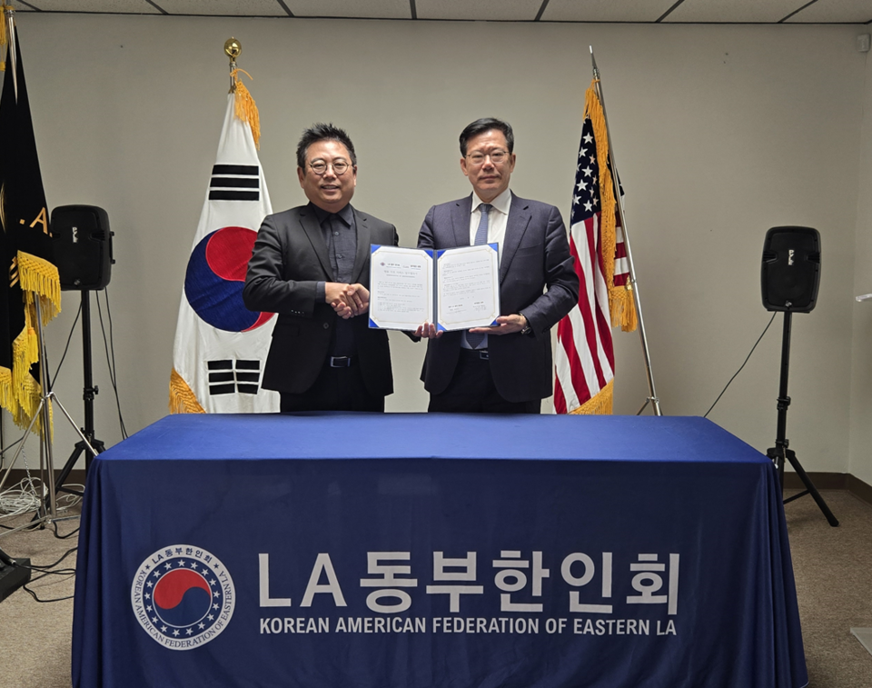법무법인 성현 최재웅 대표변호사는 2025년 11월 5일 미국 로스앤젤레스 동부 한인회관에서 미주 로스앤젤레스 동부 한인회(회장 최현무)와 법률지원 서비스 업무협약을 체결하였다. 사진 왼쪽이 미주 로스앤젤레스 동부 한인회 최현무 회장, 오른쪽이 법무법인 성현 최재웅 대표변호사. (법무법인 성현 제공)