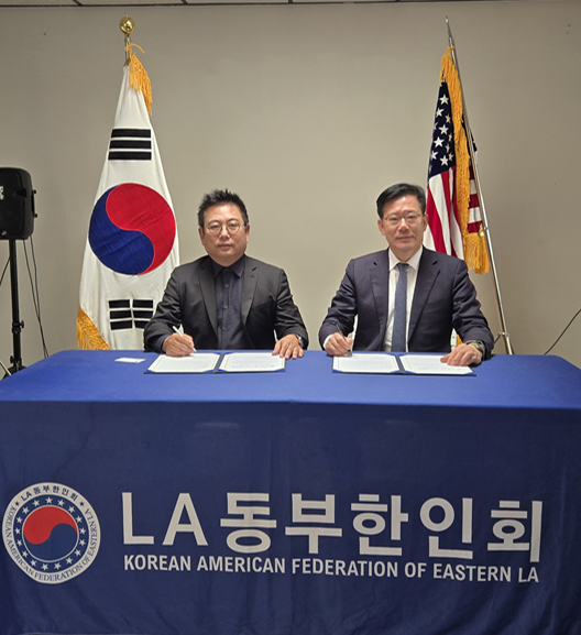 법무법인 성현 최재웅 대표변호사는 2025년 11월 5일 미국 로스앤젤레스 동부 한인회관에서 미주 로스앤젤레스 동부 한인회(회장 최현무)와 법률지원 서비스 업무협약을 체결하였다. 사진 왼쪽이 미주 로스앤젤레스 동부 한인회 최현무 회장, 오른쪽이 법무법인 성현 최재웅 대표변호사. (법무법인 성현 제공)