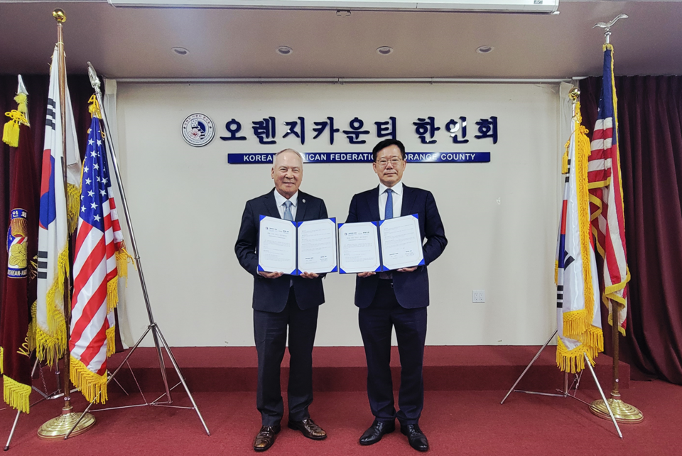법무법인 성현 최재웅 대표변호사는 2025년 11월 5일 미국 오렌지카운티 한인회관에서 미주 오렌지카운티 한인회(회장 조봉남)와 법률지원 서비스 업무협약을 체결하였다. 사진 왼쪽이 미주 오렌지카운티 한인회 조봉남 회장, 오른쪽이 법무법인 성현 최재웅 대표변호사. (법무법인 성현 제공)