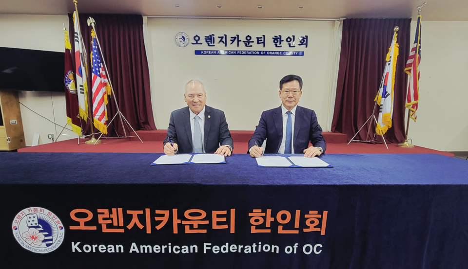 법무법인 성현 최재웅 대표변호사는 2025년 11월 5일 미국 오렌지카운티 한인회관에서 미주 오렌지카운티 한인회(회장 조봉남)와 법률지원 서비스 업무협약을 체결하였다. 사진 왼쪽이 미주 오렌지카운티 한인회 조봉남 회장, 오른쪽이 법무법인 성현 최재웅 대표변호사. (법무법인 성현 제공)
