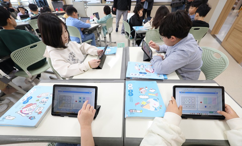 정부가 초·중등 교육은 물론 전 생애주기 관점에서 '인공지능(AI)' 보편교육을 강화한다. 사진은 인공지능디지털교과서(AIDT) 공개수업에서 초등생들이 AI 교과서로 공부하고 있는 모습. (사진=연합뉴스)
