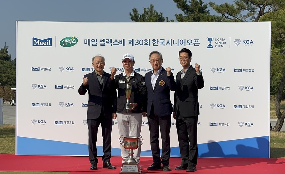 매일홀딩스와 대한골프협회(KGA)가 공동 주최하고, 전북 고창군 고창컨트리클럽에서 개최된 『매일 셀렉스배 제30회 한국시니어오픈골프선수권대회』가 지난 11월 7일 성료되었다. 최종 우승자로는 황인춘 선수가 1위를 기록하며 선정되었으며, 매일홀딩스 관계자들이 참여한 가운데 시상식을 통해 우승 트로피를 전달했다. 좌측부터 매일홀딩스•상하농원 권태훈 대표이사, 최종우승자 황인춘 선수, 대한골프협회(KGA) 박재형 전무이사, 매일홀딩스 고정수 부사장이 함께 기념사진을 촬영하고 있다. (매일홀딩스 제공)