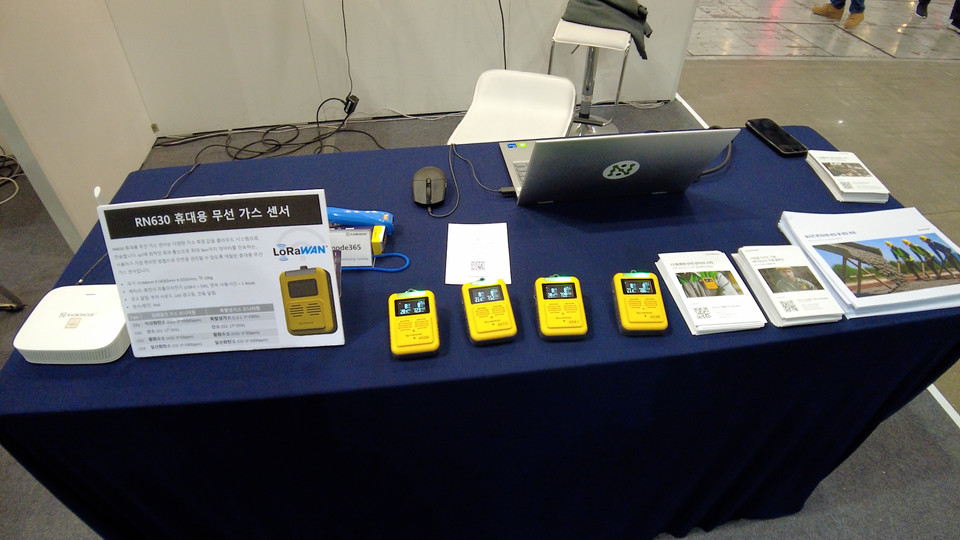 '2025 스마트건설·안전·AI 엑스포' DL이앤씨 부스에서 가스 모니터링을 할 수 있는 휴대용 무선 가스 센서가 전시되어 있다. [사진=이해석 기자]