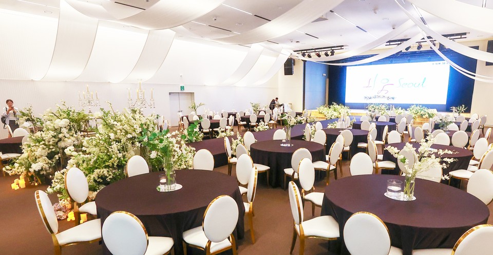 앞으로 결혼서비스·요가·필라테스 사업자는 요금체계, 환급기준, 보증보험 가입 여부 등을 사전에 공개해야 한다. 공정거래위원회는 이 같은 내용을 담은 '중요한 표시·광고사항 고시'(중요정보고시) 개정안을 12일부터 시행한다고 밝혔다. (사진=연합뉴스)