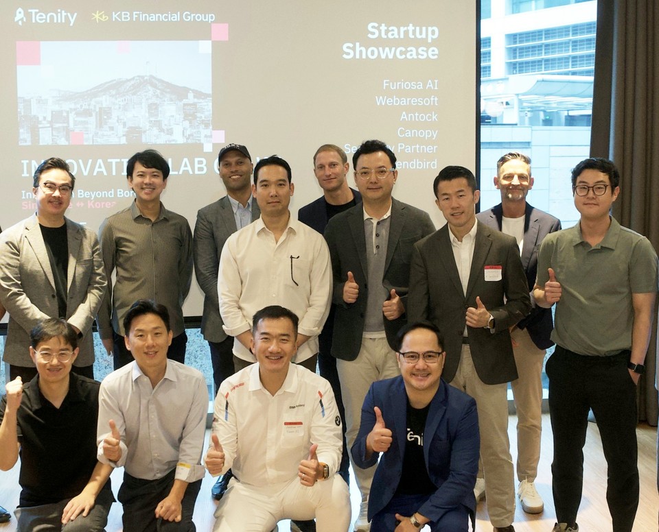 지난 10일 싱가포르 현지에서 진행된 'KB Demo Day' 행사에서 ‘KB스타터스 싱가포르’ 선발 기업과 글로벌 VC, AC, 유관기관의 관계자들이 기념촬영을 하고 있다. (KB금융 제공)
