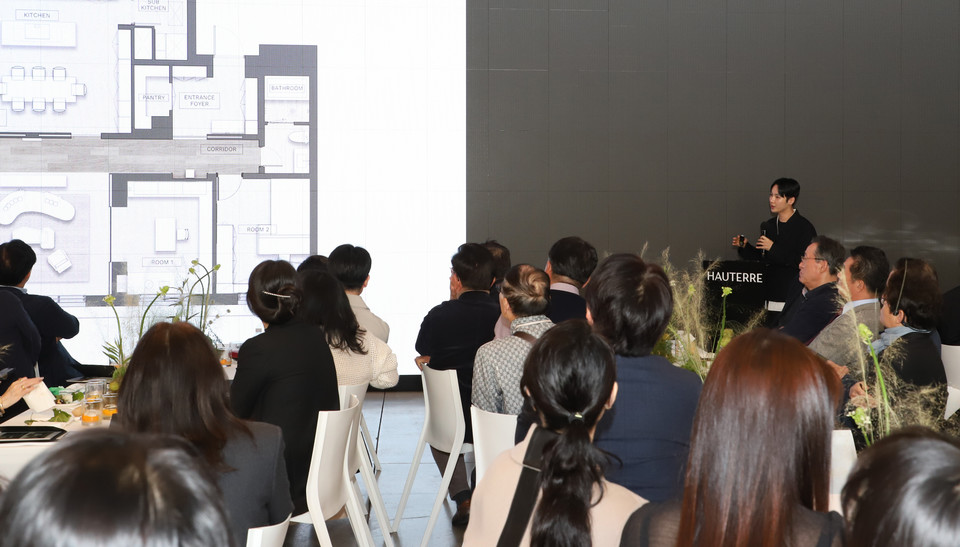 런칭행사에서 '아틀리에 에디션' PT를 하는 양태오 작가. (포스코이앤씨 제공)