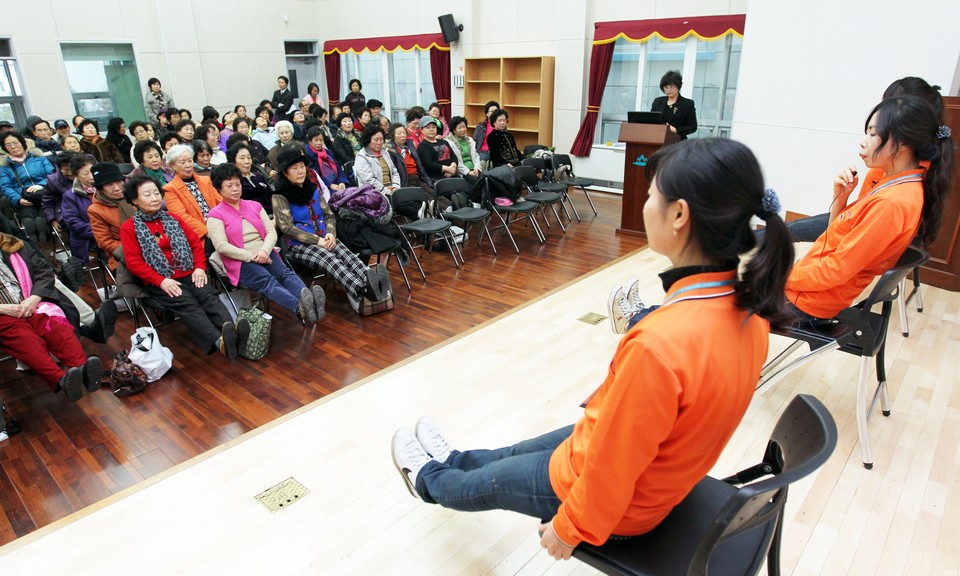“고령자, 버스·지하철 이용 시 낙상사고에 주의하세요!”. (사진=연합뉴스)