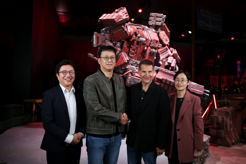 엔씨소프트 ‘신더시티’, 마이크로소프트와 기술 협력으로 글로벌 서비스 역량 고도화. (왼쪽부터) 최원종 엔씨소프트 IP얼라이언스실장(상무), 배재현 빅파이어 게임즈 대표 겸 엔씨소프트 CDA(Chief Development Advisor, 부사장), 제러미 홀렛(Jeremy Hollett) 마이크로소프트 애저(Azure) 고객 신뢰 엔지니어링(CRE) 총괄 부사장(Corporate Vice President), 임옥희 한국마이크로소프트 고객 성공 사업부(Customer Success Unit) 부문장. (사진=엔씨)