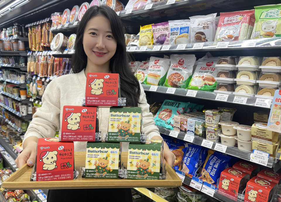 모델이 GS25가 4천원 대로 선보인 크리스마스 미니케이크를 소개하고 있다. (GS25 제공)