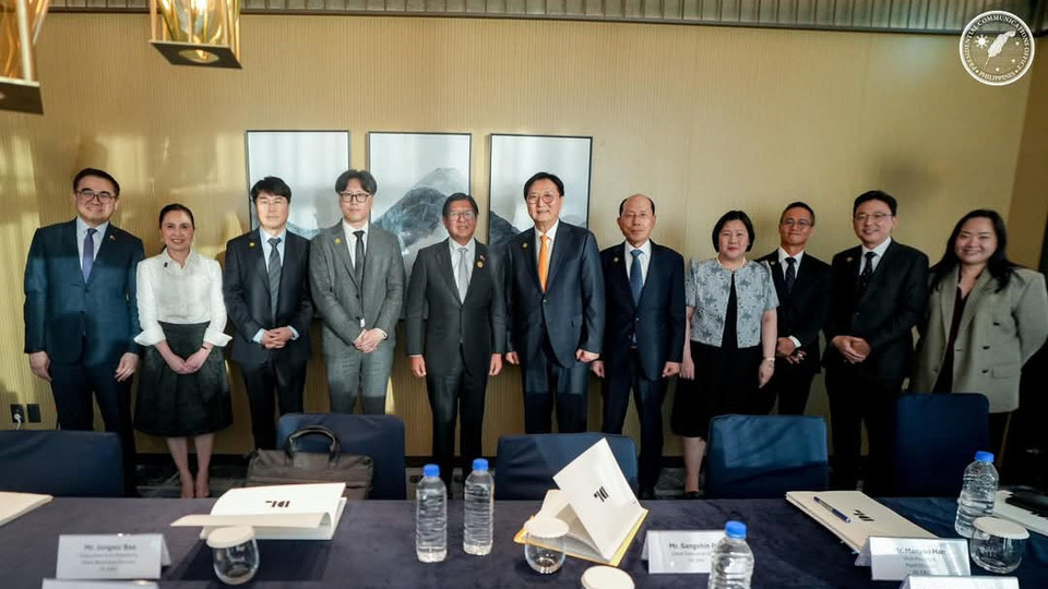 지난 1일 부산에서 박상신 DL이앤씨 대표가 페르디난드 마르코스 주니어 필리핀 대통령과 만나 사진을 찍고 있다. 왼쪽 다섯 번째부터 페르디난드 마르코스 주니어 필리핀 대통령, 박상신 DL이앤씨 대표, 유재호 DL이앤씨 플랜트사업본부장, 버나뎃 테레세 페르난데스(Bernadette Therese C. Fernandez) 주한 필리핀 대사.