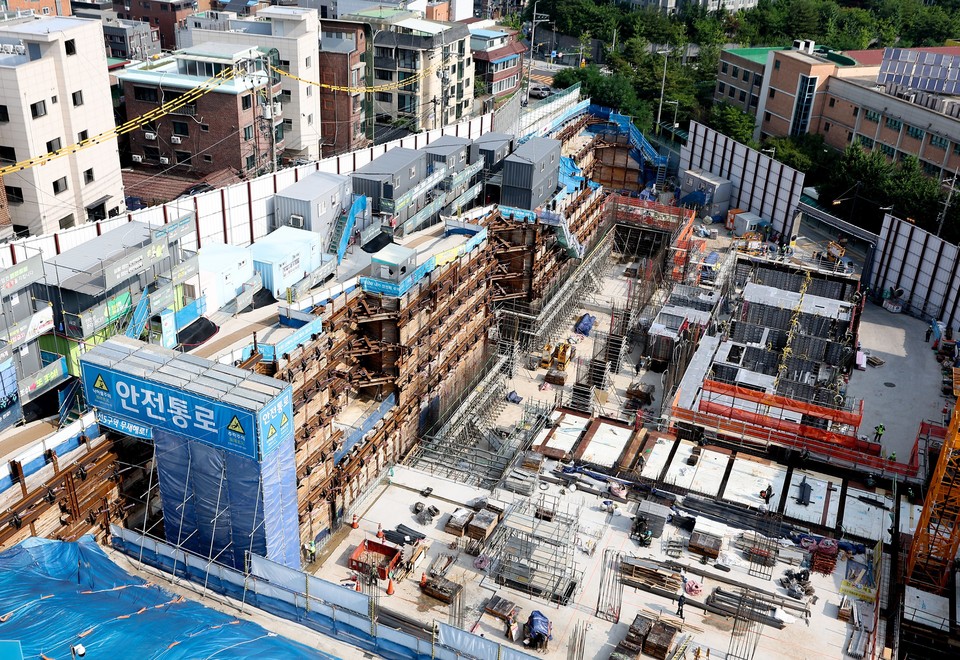 하도급 대금을 '제때 제값'을 받을 수 있도록 지급보증 의무 강화, 정보요청권 신설, 전자대금지급시스템 의무화 등이 추진된다. 사진은 서울 성북구 한 아파트 건설 현장의 모습. (사진=연합뉴스)