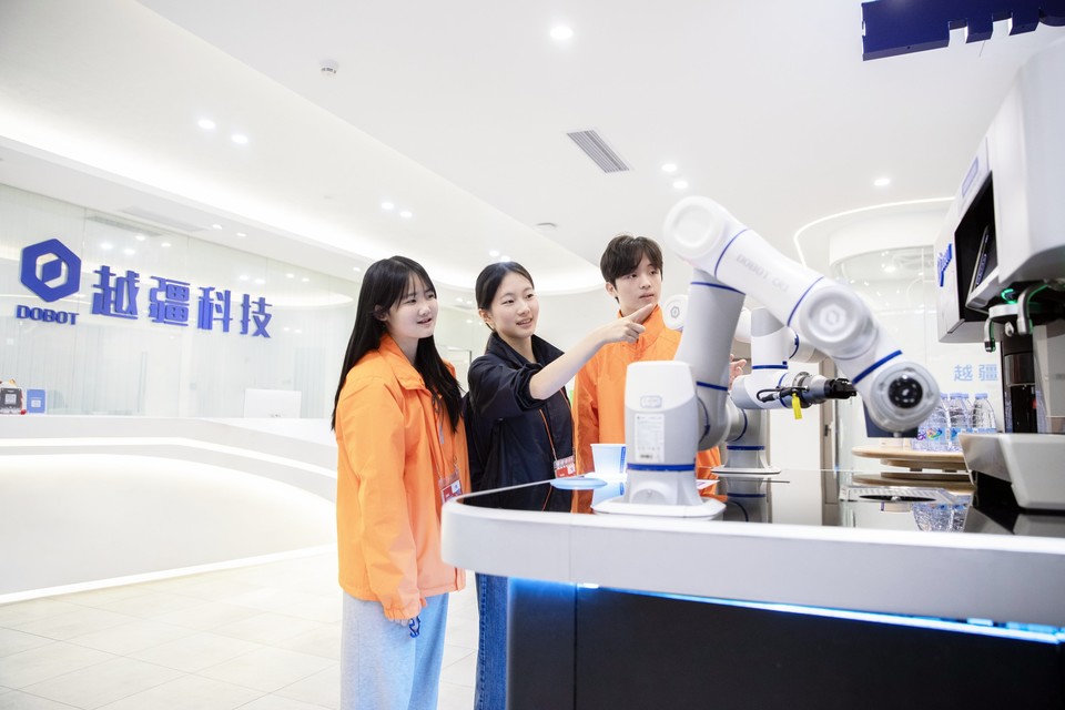 20일부터 23일까지 중국 심천에서 진행된 미래에셋 박현주재단의 '제26회 글로벌 문화제험단' 참여자들이 로봇 자동화 기업 ‘도봇(DOBOT)’을 방문해 로봇 장비 시연을 관람하고 있다. (사진=미래에셋박현주재단)